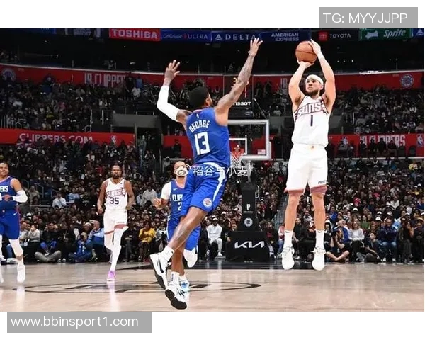 带伤作战的布克在球队中的无私奉献让人难以用言语形容其巨大贡献 带伤作战的布克在球队中的无私奉献让人难以用言语形容其巨大贡献