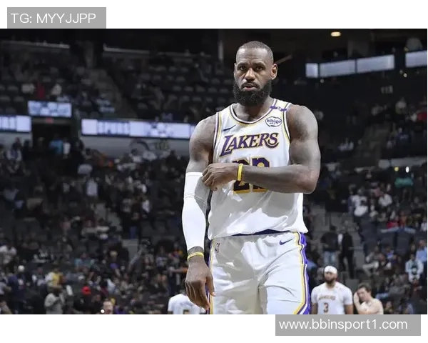 雷迪克谈詹姆斯训练状态称其每天坚持锻炼保持最佳状态