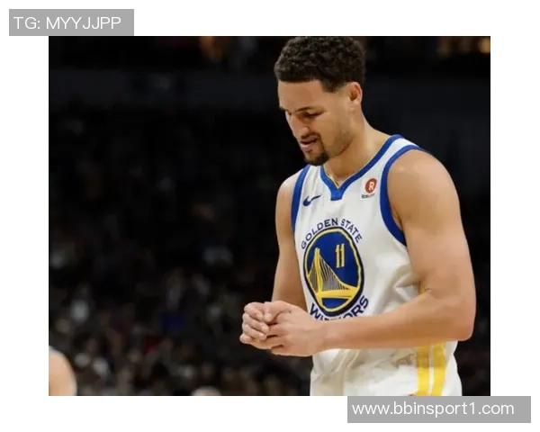 克莱重现昔日风采半场三分表现亮眼单防字母展现防守实力 克莱重现昔日风采半场三分表现亮眼单防字母展现防守实力