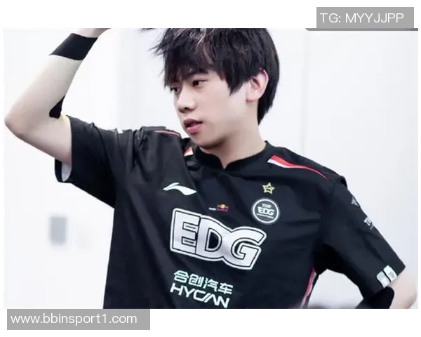 雷霆三分如虹狄龙替补席无奈神情引发网友热议 雷霆三分如虹狄龙替补席无奈神情引发网友热议