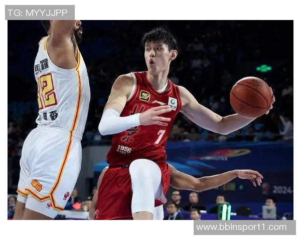 曾凡博上场即紧逼布克遭吹防守犯规展现CBA防守强度 曾凡博上场即紧逼布克遭吹防守犯规展现CBA防守强度