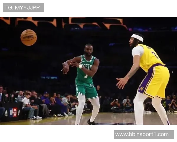 怀特全场表现出色16投7中贡献16分3板10助攻正负值高达22引领球队胜利